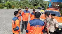 Petugas BPBD Jatim mengirimkan sejumlah bantuan ke lokasi banjir dan longsor di Lumajang, Malang, dan Trenggalek. (Dian Kurniawan/Liputan6.com)