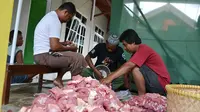 Ilustrasi - Pembagian daging kurban pada Idul Adha. (Foto: Liputan6.com/Muhamad Ridlo)