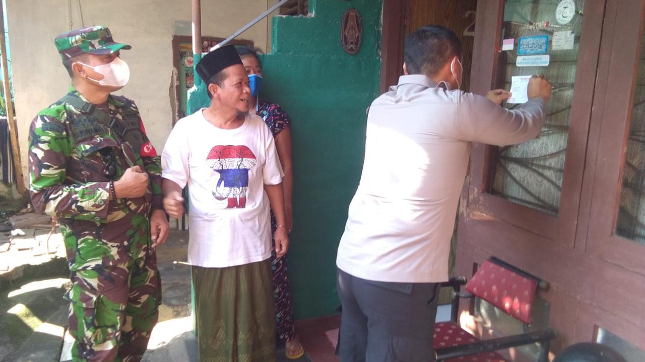 Polsek Kebayoran Lama menggelar vaksinasi Covid-19 dengan mendatangi rumah warga. Hal ini untuk mempercepat vaksinasi Covid-19.