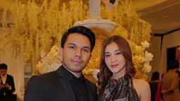 Pada bulan Desember 2024, ketika Aaliyah datang ke acara resepsi pernikahan Vior Nita, perempuan 22 tahun itu tampil elegan dengan dress hitam tanpa lengan. Dress bermotif floral itu membuat baby bump Aaliyah tidak terlihat jelas. (Liputan6.com/IG/@thariqhalilintar)