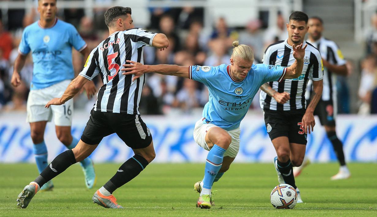 Erling Haaland tak mampu membuat banyak ancaman pada laga tersebut usai pergerakanya dikawal ketat oleh para pemain bertahan The Magpies. Meskipun begitu, ia mampu memanfaatkan peluangnya yang terbatas, termasuk mencetak gol kedua Manchester City pada menit ke-60 untuk mengubah skor pertandingan menjadi 2-3. (AFP/Lindsey Parnaby)