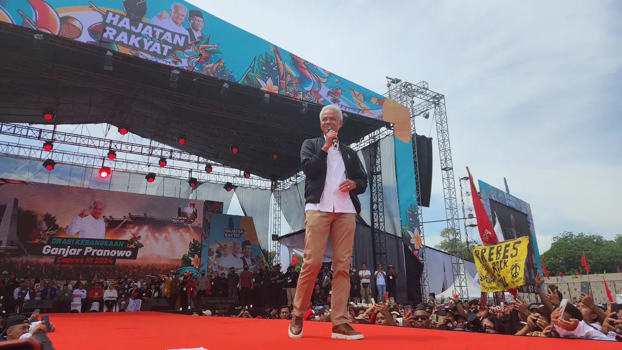 Ganjar Pranowo saat berorasi pada kampanye terbuka bertajuk Hajatan Rakyat di Stadion Bima, Cirebon.