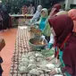 Acara bertajuk Rendang Ambu untuk Palu, Makan Rendang Bayar Seikhlasnya. (Huyogo Simbolon)