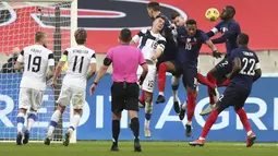 Bek Prancis, Kurt Zouma menyundul bola dibayangi pemain Prancis dalam laga persahabatan internasional di Stade de France, Saint-Denis, Kamis (12/11) WIB. Timnas Finlandia mencetak kemenangan bersejarah atas tuan rumah Prancis dengan skor 2-0. (AP Photo/Michel Euler)