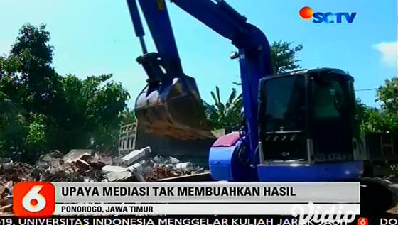 VIDEO : Seorang Istri di Ponorogo Robohkan Rumahnya, Apa Penyebabnya ?