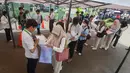 Angka tersebut menunjukkan tingginya minat lulusan sekolah menengah untuk melanjutkan pendidikan ke perguruan tinggi negeri melalui jalur seleksi berbasis tes. Tampak dalam foto, peserta Ujian Tulis Berbasis Komputer (UTBK) Seleksi Nasional Berdasarkan Tes (SNBT) diperiksa sebelum masuki ruang ujian komputer, Universitas Veteran Jakarta, Limo, Depok, Jawa Barat, Senin (21/4/2026). (merdeka.com/Arie Basuki)