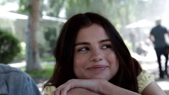Potret Selena Gomez Tetap Percaya Diri