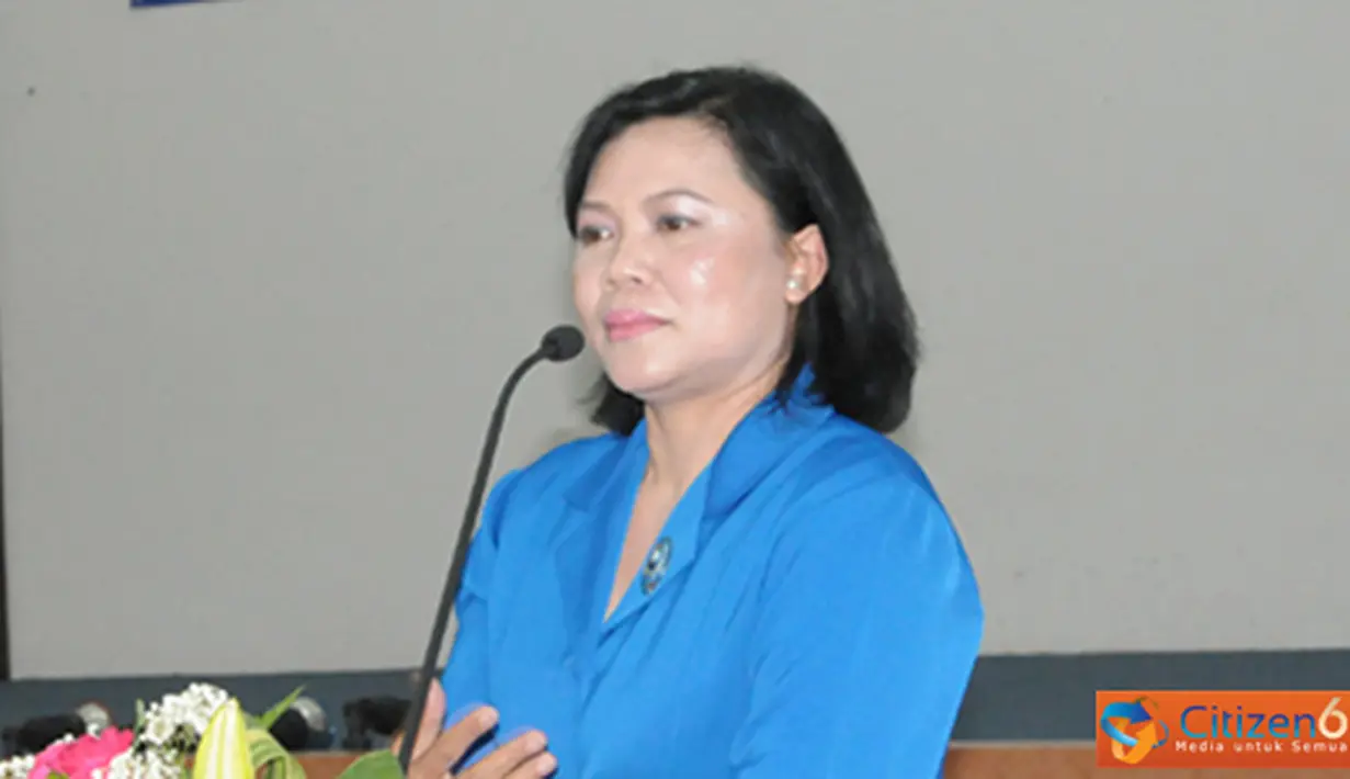 Citizen6, Surabaya: Ketua Umum Jalasenastri, Ny. Lilik Soeparno pada pembekalan istri siswa Diktukpa TNI Al angkatan XLI di gedung Marore, Kobangdikal, Rabu (19/9). (Pengirim: Penkobangdikal).