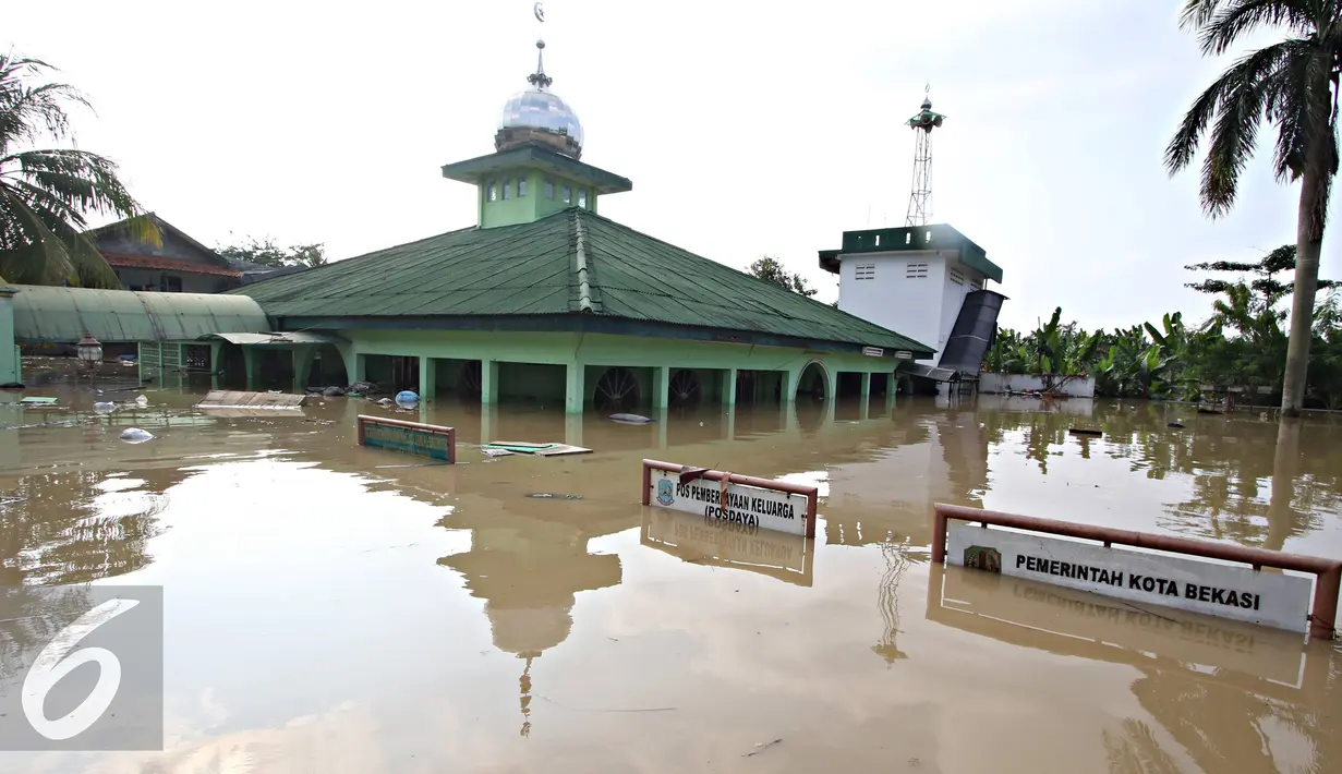 Masjid di kawasan Perumahan Pondok Gede Permai, Bekasi, Jawa Barat, Kamis (21/4). Banjir dengan ketinggian tiga meter yang berasal dari meluapnya Sungai Cikeas. (Liputan6.com/ Immanuel Antonius)