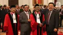 Menkopolhukam Mohamad Mahfud MD berfoto bersama Hakim Mahkamah Konstitusi (MK),  Suhartoyo dan Daniel Yusmic Pancastaki seusai pelantikan di Istana Negara, Jakarta, Selasa (7/1/2020). Keduanya akan bertugas dengan masa jabatan lima tahun ke depan. (Liputan6.com/Angga Yuniar)