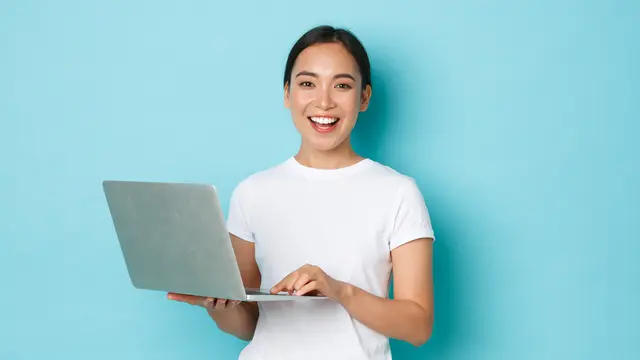 Seorang perempuan berbaju putih memegang laptop (Foto Dok: Freepik/benzoix)