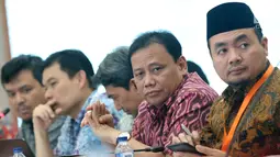 Ketua Bawaslu, Abhan (kedua kanan) saat menghadiri rapat Rekapitulasi Hasil Penghitungan Perolehan Suara Tingkat Nasional dan Penetapan Hasil Pemilihan Umum Tahun 2019, Jakarta, Minggu (5/5/2019). Rapat dihadiri partai politik, timses Capres/Cawapres dan Bawaslu. (Liputan6.com/Helmi Fithriansyah)