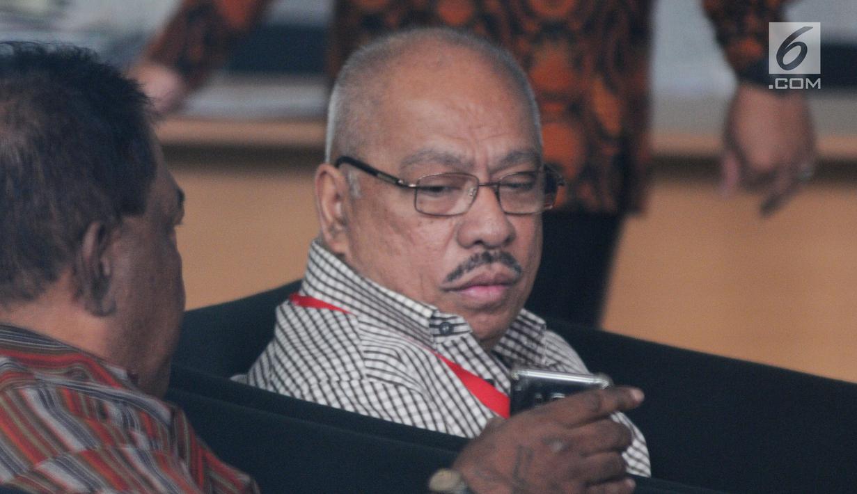 Politikus Partai Golkar, Melchias Markus Mekeng berada di ruang tunggu sebelum menjalani pemeriksaan di Gedung KPK, Jakarta, Rabu (19/9). Ketua Fraksi Golkar di DPR itu diperiksa sebagai saksi dalam kasus suap PLTU Riau-1. (Merdeka.com/Dwi Narwoko)