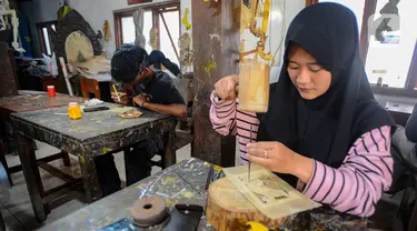 Mahasiswa Politeknik ATK Yogyakarta belajar membuat wayang kulit di Griya Ukir Kulit (Wayang) Sagio di kawasan Bantul, Yogyakarta, Senin (4/9/2023). (merdeka.com/Arie Basuki)