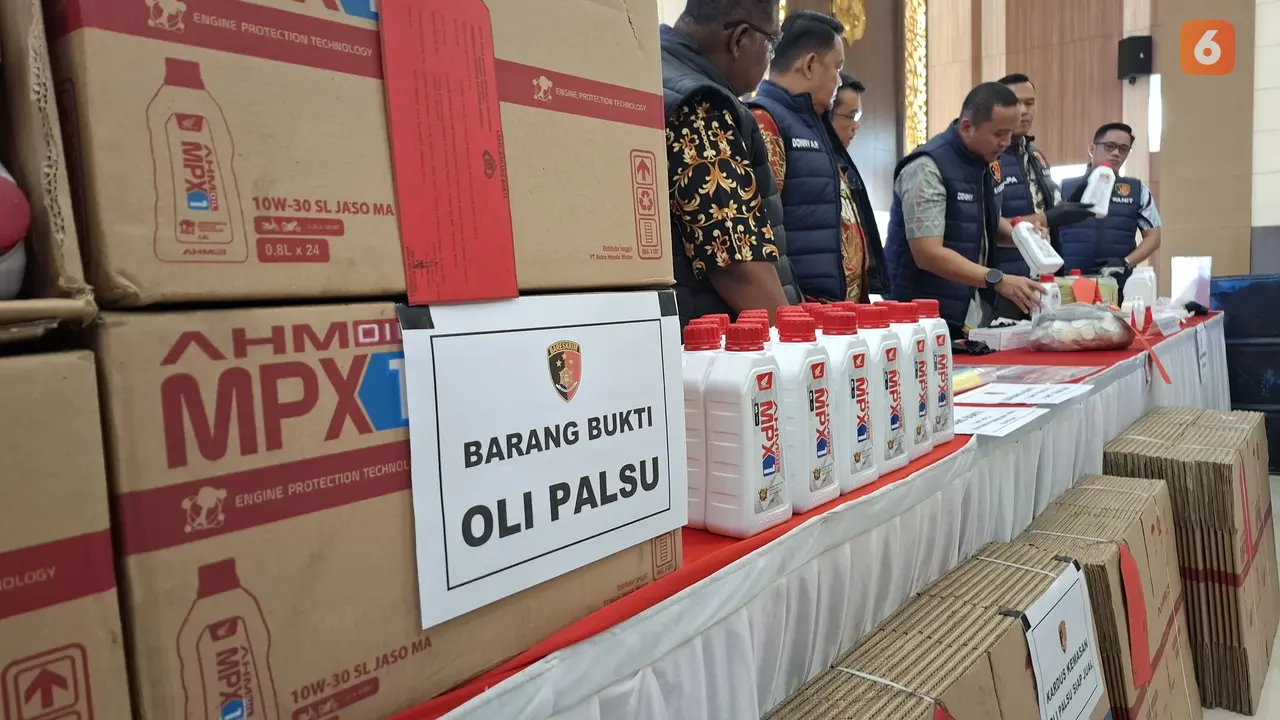 Pengungkapan kasus rumah industri ribuan oli palsu dibongkar Mapolda Lampung. Foto : (Liputan6.com/Ardi).