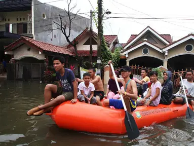 Warga dievakuasi menggunakan perahu karet ketika banjir melanda kawasan Periuk, Tangerang, Banten, Selasa (10/2). Hujan yang terus mengguyur menyebabkan meluapnya Kali Sabi dan merendam ratusan rumah di kawasan tersebut. (ANTARA FOTO/Rivan Awal Lingga)