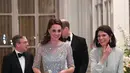 Kate Middleton berbincang dengan istri Duta Besar Inggris Edward Llewellyn sebelum makan malam di Kedutaan Besar Inggris di Paris (17/3). Kate dan William akan mengunjugi tempat serangan teror di gedung konser Bataclan. (AFP Photo/Pool/Eric Feferberg)