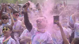 Colour Run merupakan ajang lari sejauh lima kilometer, yang pada setiap satu kilometernya para pelari akan dihujani bubuk warna-warni. (JADE GAO/AFP)