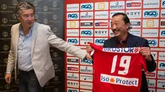Tan Sri Vincent Tan, adalah pengusaha asal Malaysia  pemilik klub  Cardiff City F.C. di Inggris dan Klub, FK Sarajevo FC di Bosnia. (AFP Photo / Kurt Desplenter)
