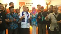 Desi Ratnasari bersama Bobotoh Persib Bandung saat menggalang dukungan untuk Rohingya. (Bola.com/Erwin Snaz)
