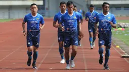 Pemain Persib Erwin Ramdani (kiri), Zalnando (tengah), dan Frets Butuan (kanan) melakukan latihan ringan di Stadion Bandung Lautan Api. (Foto: Dok. Persib)