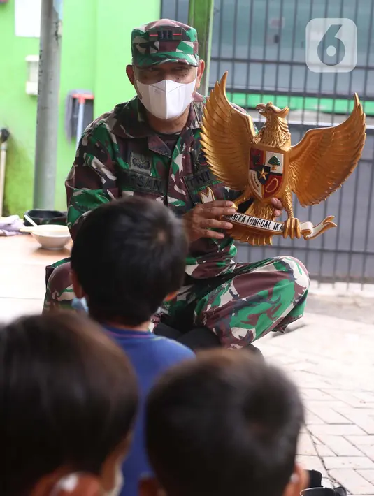 Danramil 04 Ciledug Kodim 0506 Tangerang, Kapten Infanteri Tarsan tengah memberikan pemahaman Pancasila kepada anak-anak di Kampung Pancasila, Karang Tengah, Kota Tangerang, Selasa (1/6/2021). (Liputan6.com/Angga Yuniar)