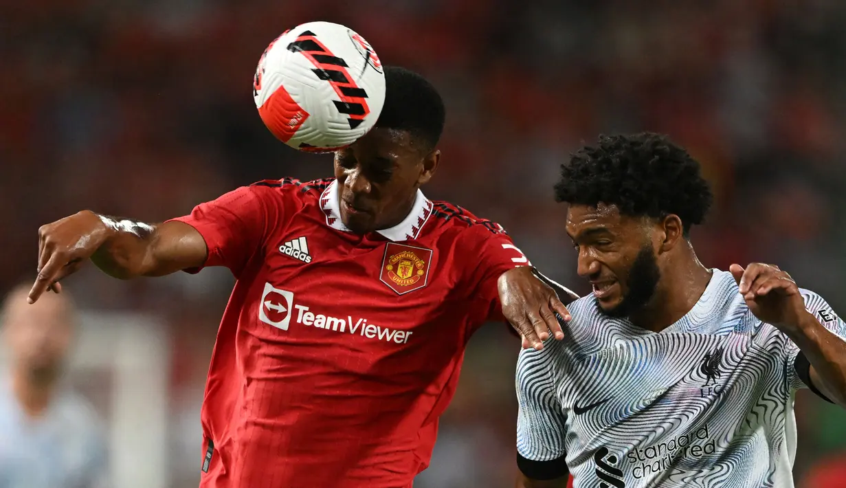 Anthony Martial menepi dari lapangan hijau sejak 10 Oktober 2022 lalu akibat cedera punggung. Sebelumnya, ia telah diterpa cedera hamstring dan iritasi achilles. Pemain asal Prancis tersebut baru tampil sebanyak 4 kali dengan mencetak 3 gol dan 2 assist bersama Manchester United. Belum dapat diketahui kapan Anthony Martial akan kembali. (AFP/Manan Vatsyayana)