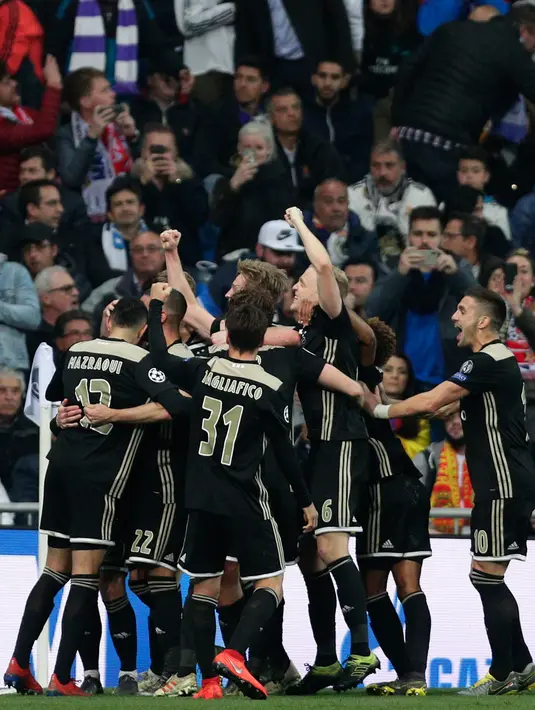 Para pemain Ajax Amsterdam merayakan gol ke gawang Real Madrid pada leg kedua babak 16 besar Liga Champions di Stadion Santiago Bernabeu, Madrid, Spanyol, Selasa (5/3). Ajax lolos ke perempat final Liga Champions. (AP Photo/Manu Fernandez)