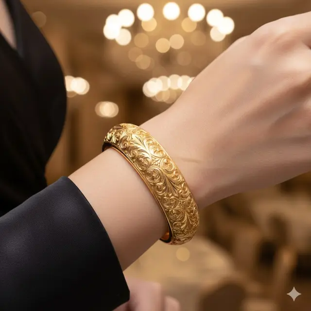 Gelang dengan Motif Scroll atau Arabesque