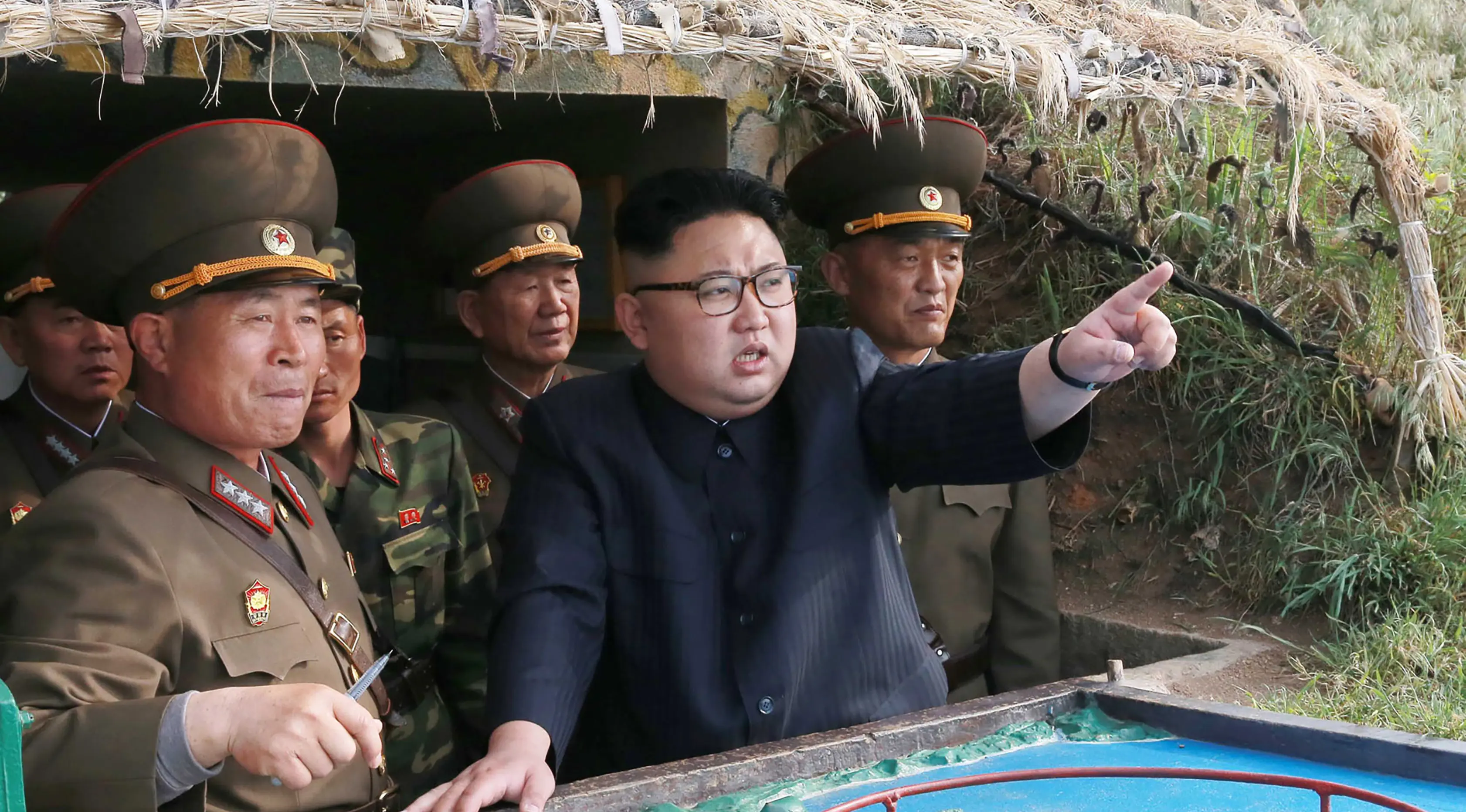 Pemimpin Korea Utara, Kim Jong-un saat memeriksa detasemen pertahanan di Pulau Jangjae dan Detasemen Pertahanan Pahlawan di Mu Islet, Korea Utara (5/5). Dipulau tersebut Jong-un telah menyiapkan pasukan tempur. (STR / KCNA VIA KNS / AFP)