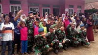 Para prajurit pelaksana program TMMD tengah perpisahan dengan warga desa Pancasura, Garut, Jawa Barat (Liputan6.com/Jayadi Supriadin)