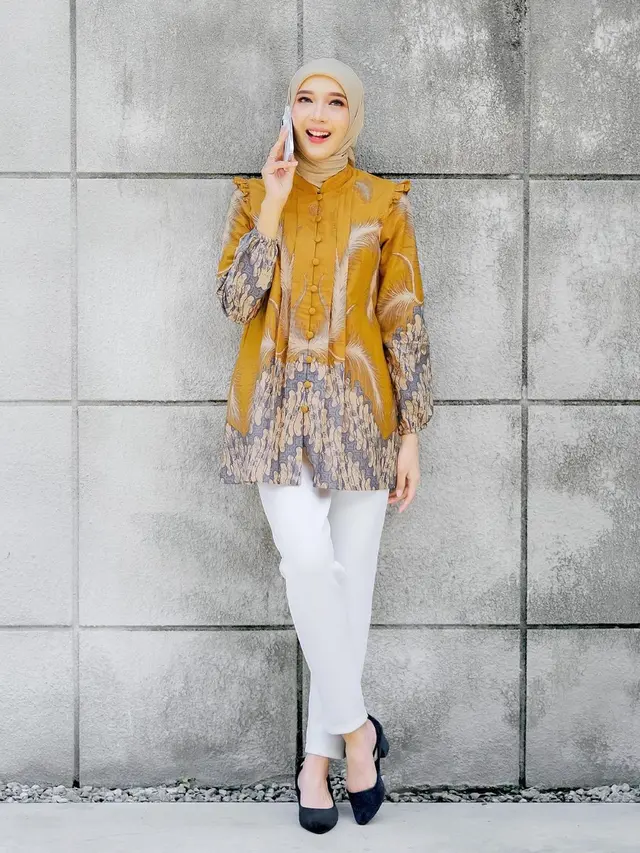 Model Celana yang Cocok untuk Baju Batik Wanita di Tahun 2024