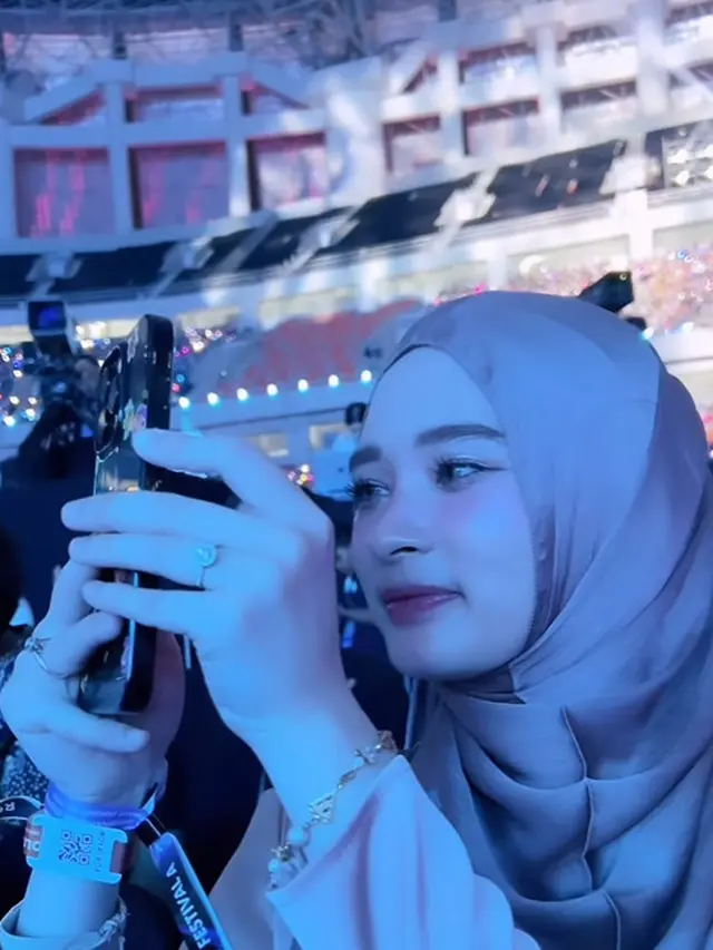 Inara Rusli nonton Golden Disc Awards 2024 di Jakarta, Sabtu (6/1). [Foto: Instagram/mommy_starla]
