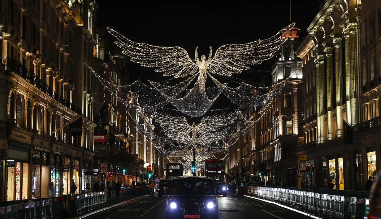 Berbagai dekorasi lampu Natal terlihat menghiasi sepanjang Regent Street di pusat kota London, Inggris (30/11/2020). (Xinhua/Han Yan)