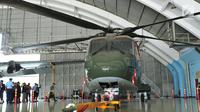 Penampakan Helikopter Agusta Westland 101 (AW-101) yang diperiksa penyidik KPK dan POM TNI yang berada di Pangkalan Udara Halim Perdanakusuma, Jakarta (24/8). KPK dan POM TNI melakukan pengecekan fisik Helikopter AW 101. (Liputan6.com/Helmi Afandi)