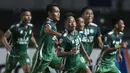Para pemain PSMS merayakan gol yang dicetak Choiril Hidayat ke gawang PSIS pada laga semifinal Liga 2 2017 di Stadion GBLA, Bandung, Sabtu (25/11/2017). PSMS menang 2-0 atas PSIS. (Bola.com/Vitalis Yogi Trisna)