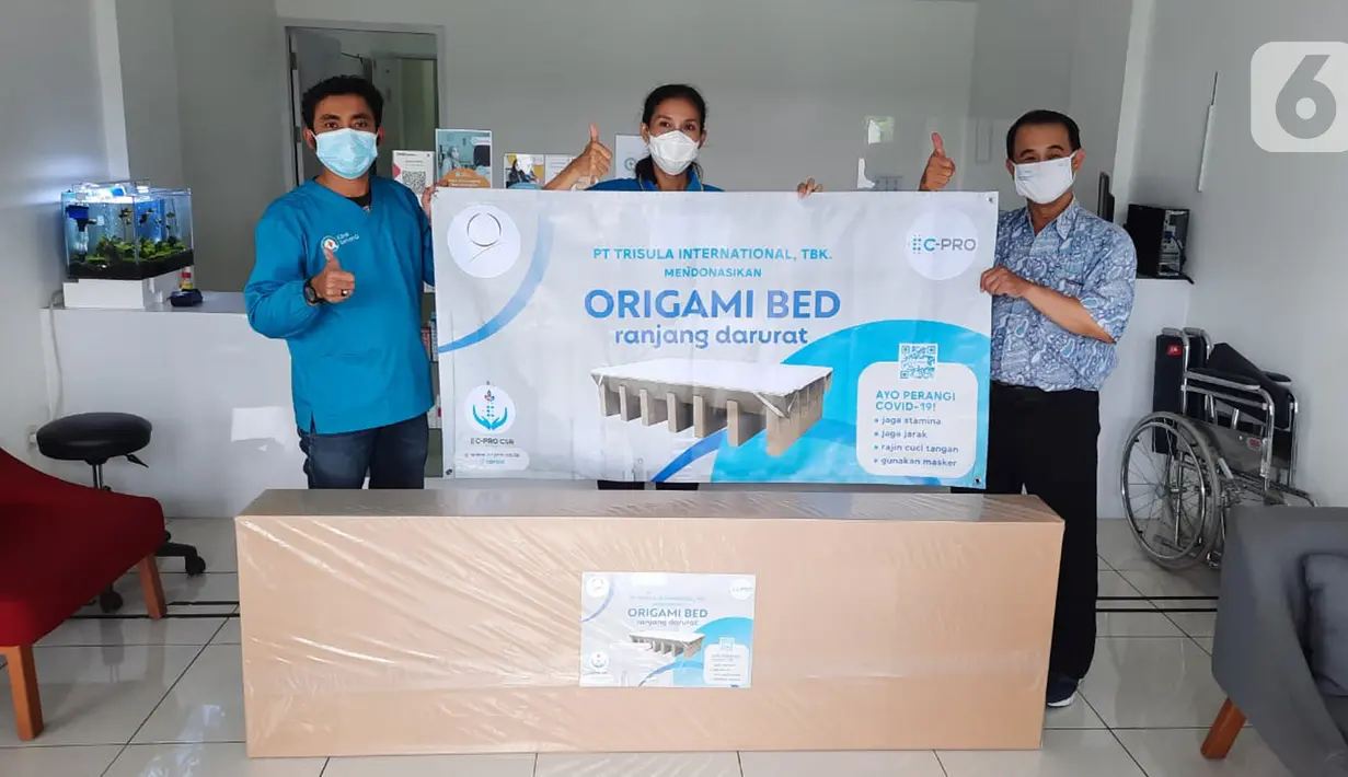 Tris mendonasikan kebutuhan medis berupa ranjang darurat ke 3 rumah sakit yaitu RS Atma Jaya, RS UKRIDA, dan pusat kesehatan masyarakat SehatQ. Ranjang darurat yang didonasikan merupakan hasil kerja sama antara TRIS dengan PT Chitose C-Engineering Indonesia. (Liputan6.com/Pool)