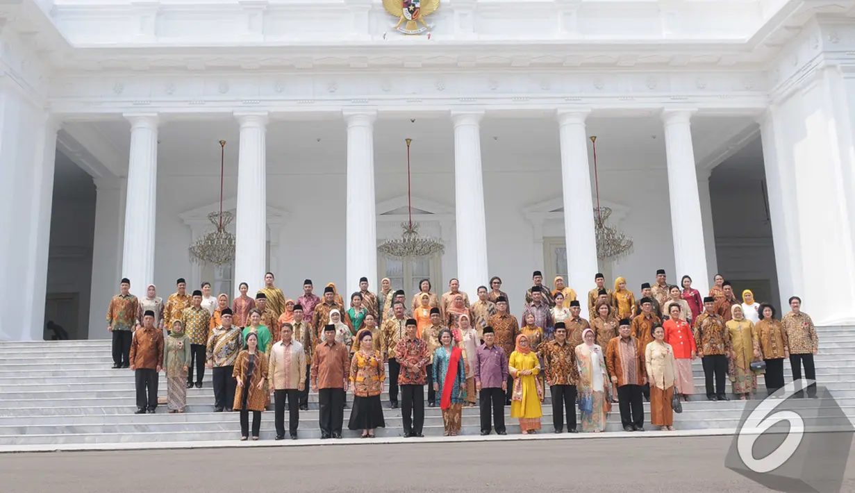 Presiden Joko Widodo dan Wakil Presiden Jusuf Kalla berpose bersama para Menteri didampingi pasangannya masing-masing, Jakarta, Senin (27/10/2014). (Liputan6.com/Herman Zakharia)