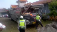 Kondisi Bus Sang Engon setelah mengalami kecelakaan di Semarang. (Liputan6.com/Edhie Prayitno Ige)