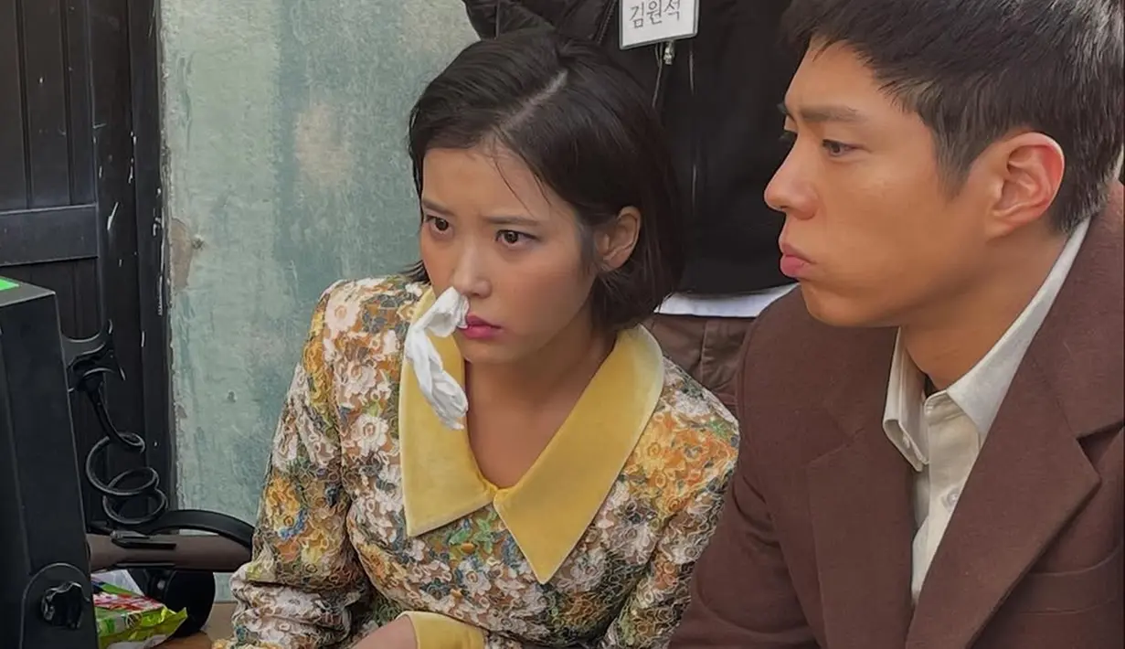 Kedekatan IU dan Park Bo Gum yang terjalin sejak syuting iklan mi instan tahun 2012, terlihat jelas di balik layar. Bahkan, IU mengaku merasa seperti sudah mengenal Park Bo Gum seumur hidupnya. Kolaborasi mereka dalam drama ini pun berjalan lancar, dengan keduanya saling bertukar ide dan saling mendukung satu sama lain. (Liputan6.com/IG/@dlwlrma)