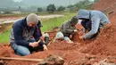 Foto selebaran tak bertanggal yang dirilis oleh Universitas Federal Santa Maria (UFSM) pada 18 Juli 2024, menunjukkan para ahli paleontologi sedang bekerja di lokasi penggalian fosil dinosaurus ditemukan di Sao Joao do Polesine, Rio Grande do Sul, Brasil. (Handout / Federal University of Santa Maria / AFP)