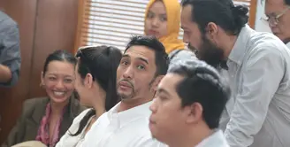 Sidang narkoba aktor Restu Sinaga kembali dilaksanakan pada Kamis (27/10). Sidang yang digelar di Pengadilan Negeri Jakarta Selatan itu beragendakan keterangan saksi dari pihak Restu. (Adrian Putra/Bintang.com)