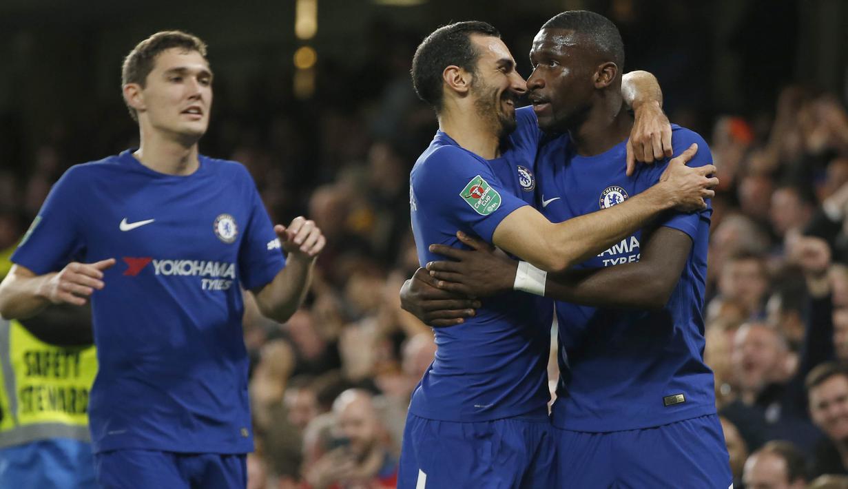 Para pemain Chelsea merayakan gol yang dicetak Antonio Rudiger ke gawang Everton pada laga Piala Liga di Stadion Stamford Bridge, London, Rabu (25/10/2017). Chelsea menang 2-1 atas Everton. (AP/Alastair Grant)