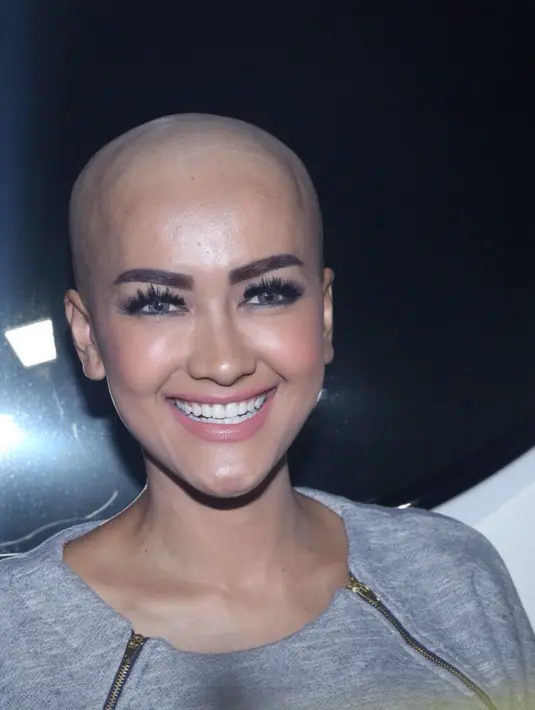 Namun bagi Julia Perez ada alasan tersendiri mengapa dirinya begitu membulatkan tekadnya untuk memotong rambutnya meskipun mahkota pada wanita berada di rambut. (Andy Masela/Bintang.com)