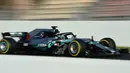 Pembalap Mercedes Lewis Hamilton memacu mobilnya saat tes pramusim di Sirkuit de Catalunya, Spanyol (6/3). Menjelang musim baru, Hamilton bersiap menjalani musim keenammya bersama Mecedes. (AFP Photo/Lluis Gene)