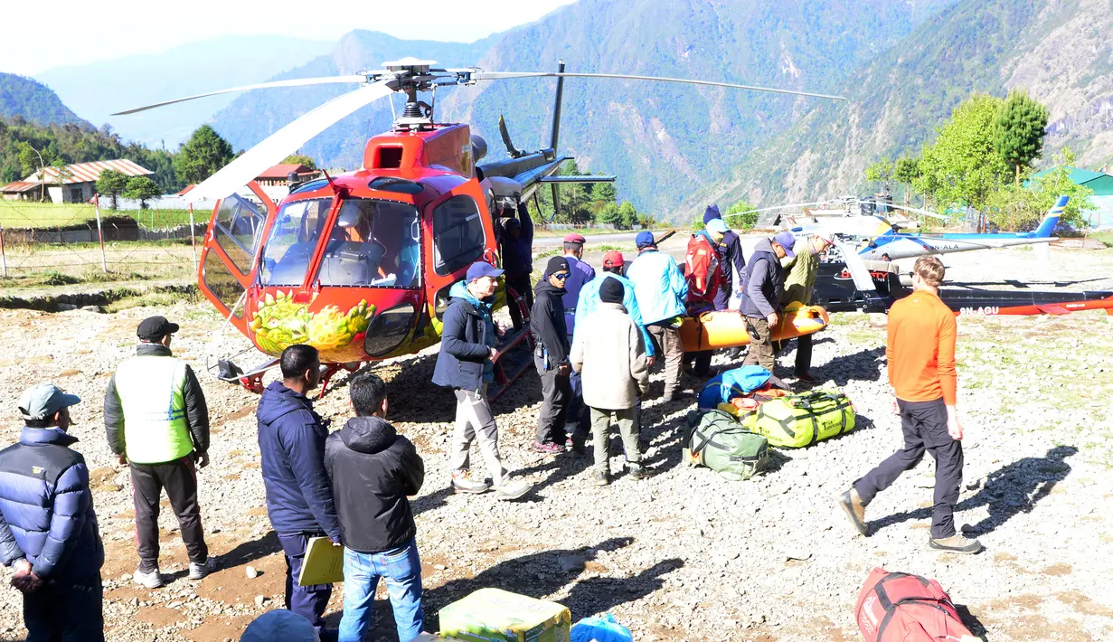 Petugas menggotong jasad kakek 85 tahun yang tewas saat mendaki Gunung Everest, Minggu (7/5). Sebelum meninggal dunia, Min Bahadur Sherchan pernah menjadi pemegang rekor dunia sebagai orang tertua yang mendaki Gunung Everest. (PRAKASH MATHEMA/AFP)