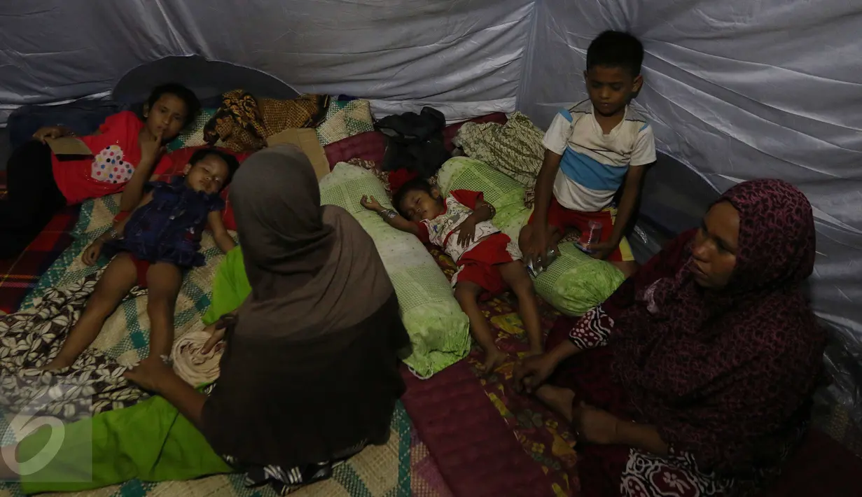Di posko pengungsian, anak-anak terpaksa tidur di lokasi seadanya di Pidie Jaya, Aceh, Kamis (8/12) malam. Gempa 6,5 SR yang mengguncang Pidie Jaya menyebabkan lebih dari 100 orang meninggal dunia dan ratusan bangunan rusak. (Liputan6.com/Angga Yuniar)