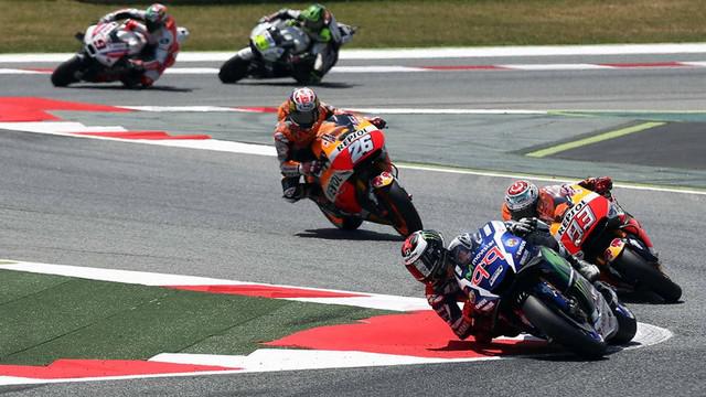 Jorge Lorenzo mengalami nasib sial setelah ditabrak Andrea Iannone dari belakang di lap ke-17 pada balapan MotoGP Catalunya 2016.