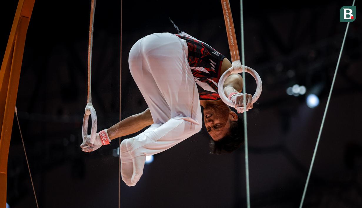 Pesenam putra Indonesia, Abiyu Raffi beraksi pada nomor gelang-gelang dalam Kejuaraan Dunia Gimnastik 2025 di Indonesia Arena, Senayan, Jakarta, Senin (20/10/2025). (Bola.com/Bagaskara Lazuardi)