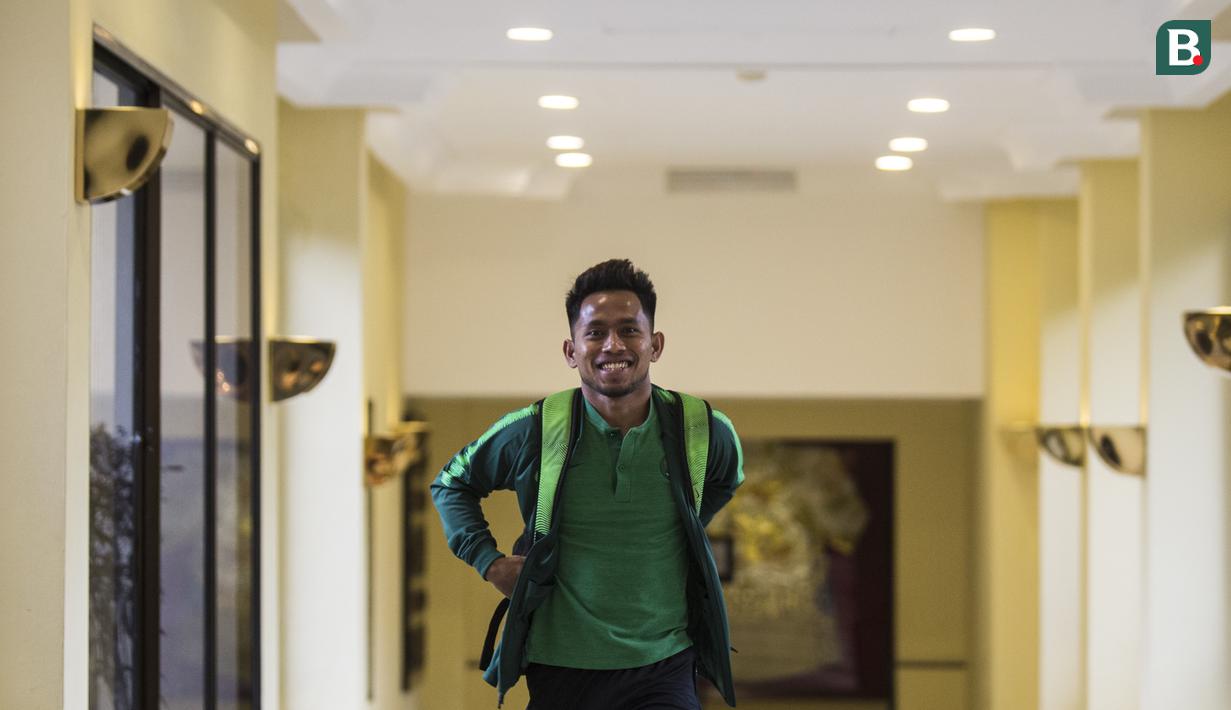 Pemain Timnas Indonesia, Andik Vermansah, tersenyum saat bersiap menuju SUGBK dari Hotel Sultan, Jakarta, Selasa (13/11). Timnas Indonesia akan melawan Timor Leste pada laga Piala AFF 2018. (Bola.com/Vitalis Yogi Trisna)